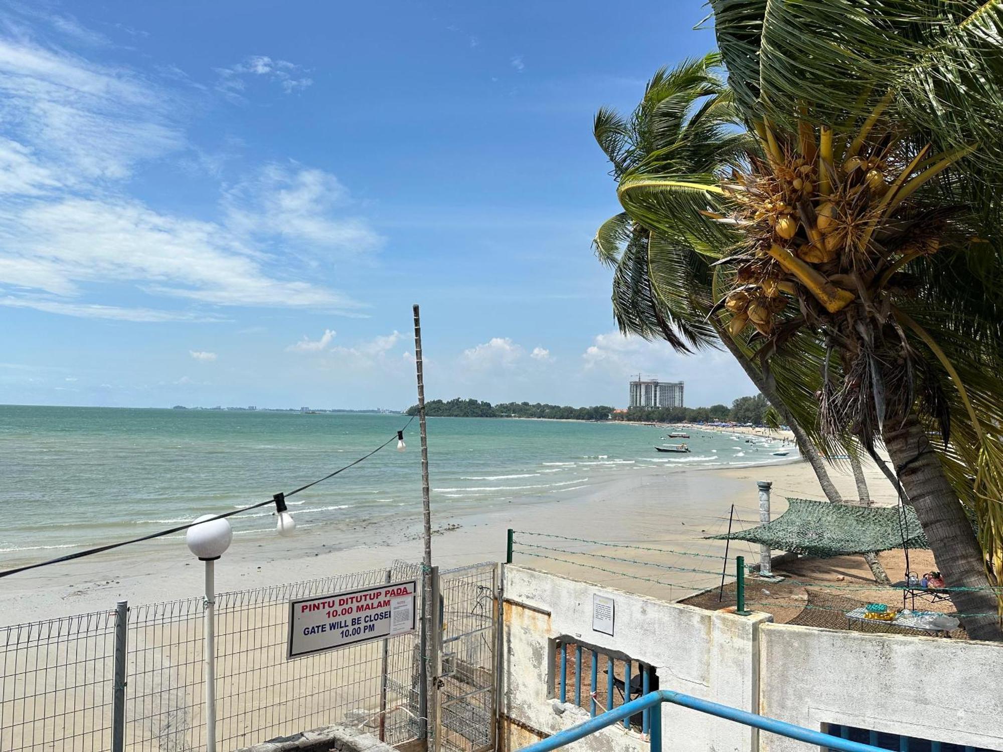 Newly Renovated Comfy Beachfront View At Seri Bulan Port Dickson Zewnętrze zdjęcie
